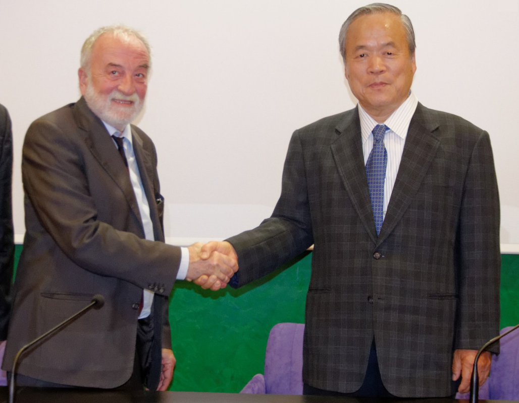 La stretta di mano tra il presidente dell'INAf Nichi D'Amico (a sinistra) e Koei Yamamoto, Senior Managing Director di Hamamatsu Photonics KK . Crediti: A. Di Luca