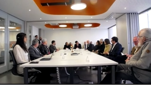 Sala riunioni UTFSM con gli invitati. Massimo Turatto è l’ultimo a destra del tavolo.