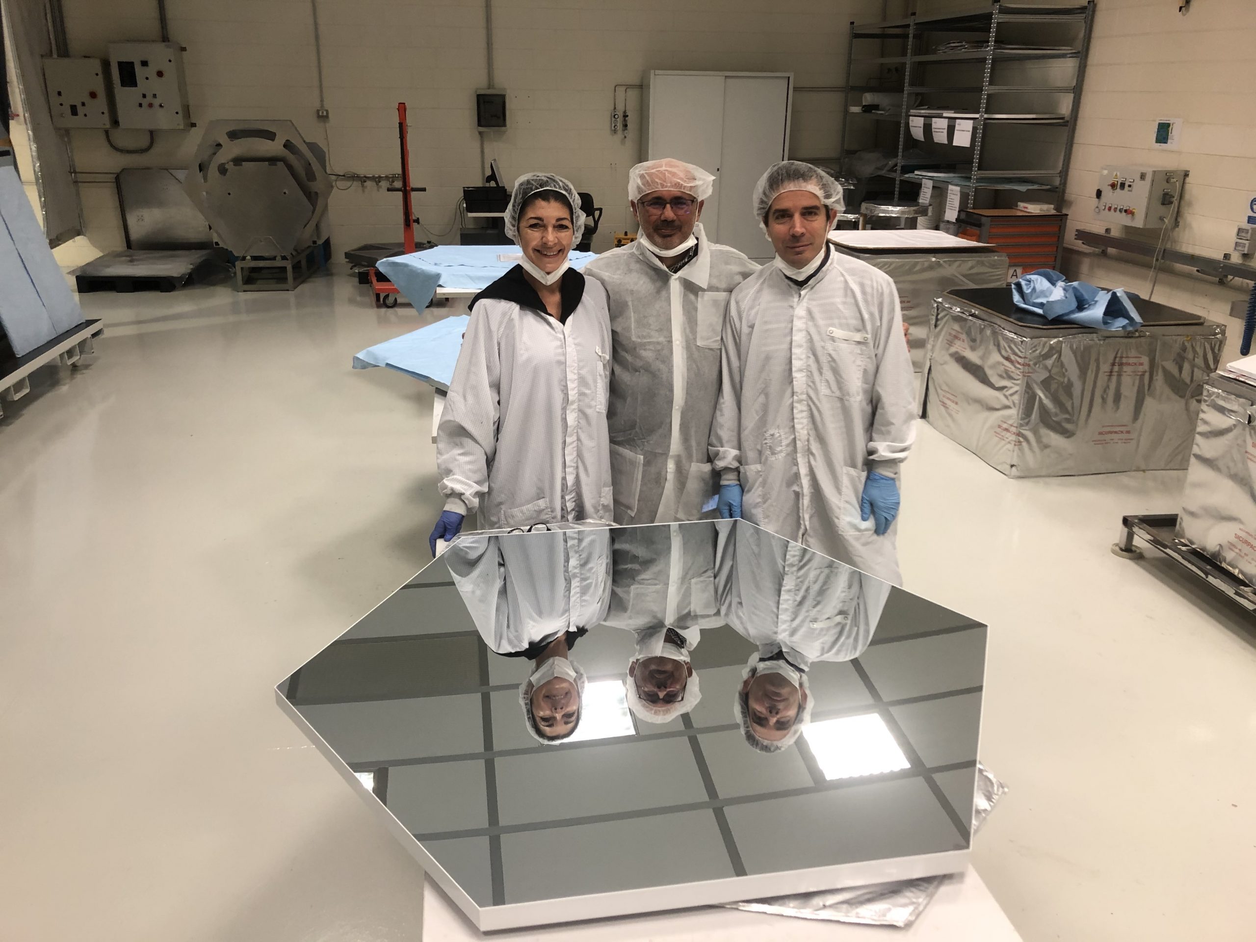Immagine del laboratorio con un tassello di specchio appena prodotto.